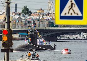 Празднование Дня Военно-морского флота (ВМФ) России в Санкт-Петербурге. Фото с университетской набережной и стрелки Васильевского острова