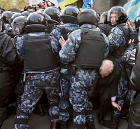 Заседание Конституционного Суда в Киеве. Митинги у здания Конституционного суда