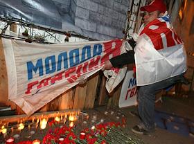 Митинг против сноса памятника Воинам Освободителям в Таллине возле посольства Эстонии в Москве