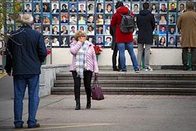 Акция памяти о жертвах 'Норд-Оста' около театрального центра на Дубровке