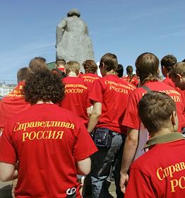 Акция активистов парти 'Справедливая Россия' против активистов партии 'Единая Россия' возле памятника Карлу Марксу