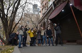 Фотокорреспонденты различных изданий у пункта обмена валют