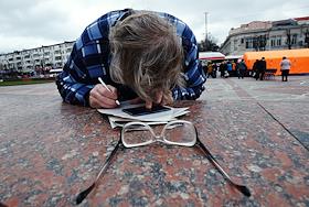 На площади Ленина в Симферополе начали вакцинировать от ковида всех желающих. Второй компонент 'Спутник-V' симферопольцы смогут получить там, где им угодно: или в поликлинике по месту прописки, либо в других, в том числе мобильных пунктах вакцинации. В ближайшие дни передвижные амбулатории появятся в Керчи, Евпатории и Джанкое.К началу курортного сезона планируется вакцинировать более 900 тысяч крымчан