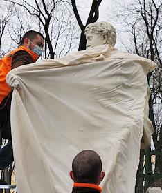 Виды Санкт-Петербурга. Работы по подготовке Летнего сада к открытию после зимней просушки и уборки