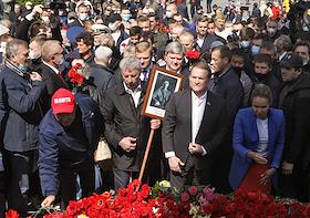 В Киеве отмечают День Победы над нацизмом во Второй мировой войне. Возложение цветов к могиле Неизвестного солдата в парке Славы