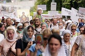 Крестный ход в Киеве по случаю 1033-летия крещения Руси.  Крестный ход провела каноническая Украинская православная церковь (УПЦ) от парка Владимирская горка до Киево-Печерской лавры