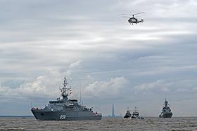 Парад яхт и военных кораблей в честь дня ВМФ России в Кронштадте