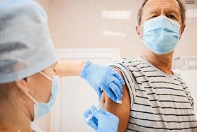Вакцинация нижегородцев от коронавируса COVID-19 вакциной 'Спутник V' и 'Спутник лайт' в поликлинике №4 Канавинского района Нижнего Новгорода