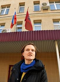 Рассмотрение уголовного дела по существу в отношении редакторов студенческого издания Doxa Армена Арамяна, Наташи Тышкевич, Владимира Метелкина и Аллы Гутниковой, обвиняемых в агитации среди несовершеннолетних к участию в несанкционированных митингах в Дорогомиловском суде. Ситуация у суда