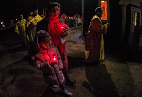 Праздничное пасхальное богослужение в храме Святых Петра и Павла в поселке Новая Ижора