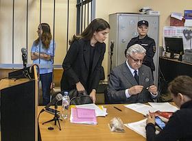 Заседание Василеостровского районного суда по делу художницы Александры Скочиленко, обвиняемой в распространении фейков о действиях Вооруженных Сил России