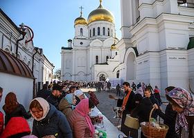 Освящение пасхальных куличей и яиц, в Ростовском кафедральном соборе Рождества Пресвятой Богородицы