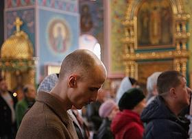 Утреннее богослужение в день Страстной субботы. Освящение пасхальных куличей в храме Святой Троицы города Азова