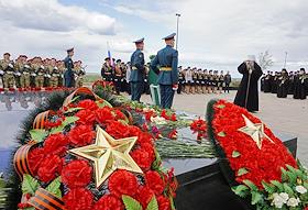 Празднованные мероприятия, посвященные 78-й годовщине Победы в Великой Отечественной войне, в Нижнем Новгороде. Торжественная церемония возложения цветов духовенством Нижегородской епархии к мемориалу 'Вечный огонь' в память о погибших в годы Великой Отечественной войны. Возглавил церемонию митрополит Нижегородский и Арзамасский Георгий