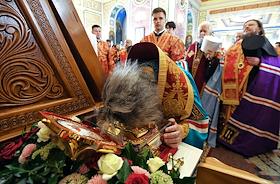 В кафедральный собор Александра Невского доставили ковчег с честными мощами святого великомученика Георгия Победоносца. Святыня прибыла в Крым в рамках Всероссийского молебна о Победе