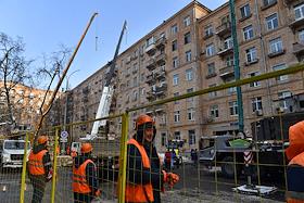 Восстановительные работы после пожара в шестиэтажном жилом доме на улице Черняховского возле метро 'Аэропорт'