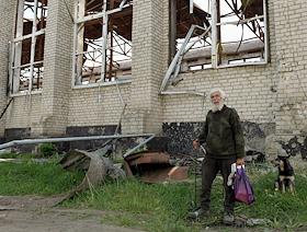 Раздачи гуманитарной помощи в виде куличей перед Пасхой от волонтеров и епархии Луганской Народной Республики в городе Попасная