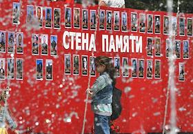 Виды Алушты. Жанровые фотографии. Сотрудники энергетической компании во время ремонта энергосетей. Всероссийская акция 'Стена памяти' в преддверии Дня Победы. Памятная мемориальная экспозиция с фотографиями участников Великой Отечественной войны у здания Администрации города Алушты