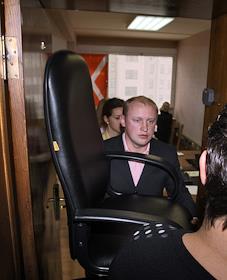 Акция 'по ликвидации депутатского кресла' Первого заместителя председателя Комитета по делам молодежи депутата Сергея Белоконева в Госдуме РФ. депутат заявил, что на место, которое занимало это кресло, можно посадить двух помощников, а сам он планирует свой кабинет превратить в центр молодежной политики