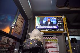 Жанровые фотографии. Трансляция пресс-конференции и прямой линии с президентом России Владимиром Путиным в совмещенном формате в Гостином дворе