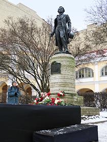 Церемония возложения цветов к памятнику поэта А.С. Пушкина во дворе дома на набережной Мойки, 12 в годовщину его смерти