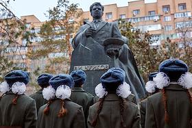 Торжественный митинг по случаю 125-летия со Дня рождения Маршала Советского Союза Василия Чуйкова прошел в Волгограде перед памятником 'Маршалу Победы' Чуйкову  на улице названной в его честь