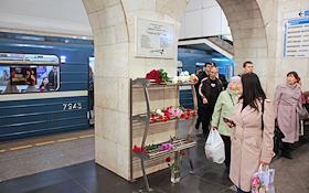 Возложение цветов около мемориальной таблички в память о погибших в результате теракта в метро между станциями 'Сенная площадь' - 'Технологический институт' в 2017 году в Санкт-Петербурге