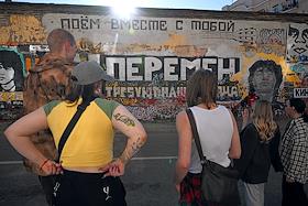 Стена памяти певца, лидера группы 'Кино' Виктора Цоя на Арбате
