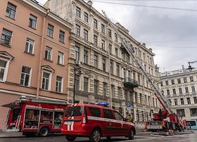 Работа сотрудников противопожарной охраны на углу улиц Пестеля и Гагаринской в Санкт-Петербурге