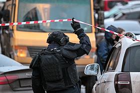 Последствия взрыва автомобиля на Ясеневой улице в районе дома 12