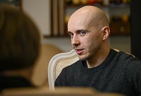 Хореограф Павел Глухов во время интервью