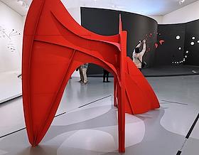 Выставка скульптора Александра Колдера «Мечты в равновесии» в музее Fondation Louis Vuitton, открытая к столетию приезда художника в Париж в 1926 году