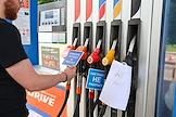 Ситуация на автозаправочной станции (АЗС) 'Лукойл' и 'Шелл', 'Роснефть' на Симферопольском шоссе. Жанровая фотография. Очередь автомобилей на заправку