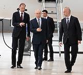 Президент России Владимир Путин осмотрел образцы российских самолетов в ангаре Лётно-исследовательского института имени М. М. Громова в Жуковском