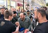 Состязание по армрестлингу на Никольской улице