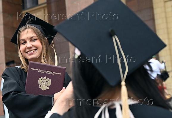 Торжественное собрание, посвященное выпускникам-отличникам 2026 года, в Московском государственном университете (МГУ) имени М.В. Ломоносова. Выпускники после церемонии вручения красных дипломов