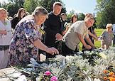 Акция памяти, приуроченная ко Дню окончания Ленинградской битвы и Всероссийскому проекту 'Дни белых журавлей', на Смоленском мемориальном кладбище