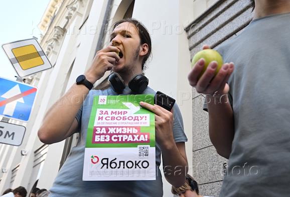 The situation outside the Supreme Court of Russia, where the Rodina party's lawsuit to disqualify the Yabloko party from participating in the State Duma elections on September 18-20, 2026, is being heard