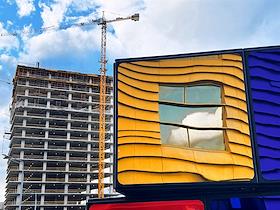 Жанровые фотографии. Арт-объект у отеля Palmira art hotel