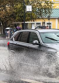 Жанровые фотографии. Дождь в Москве