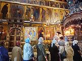Список иконы 'Святая Троица' письма преподобного Андрея Рублева в Троицком соборе Свято-Троицкой Сергиевой лавры. Верующие в очереди к мощам преподобного Сергия Радонежского