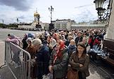 Очередь верующих в храм Христа Спасителя, чтобы приложиться к мощам святителя Спиридона Тримифунтского и святого Дмитрия Донского