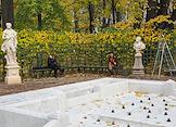 Жанровые фотографии. Подготовка скульптур Летнего сада Государственного Русского музея к зиме