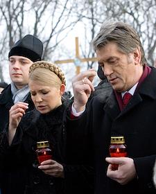 Церемония возложения цветов к памятному знаку Героям Крут на Аскольдовой могиле в день очередной годовщины боя под Крутами между украинскими студентами и армией под командованием М.Муравьева