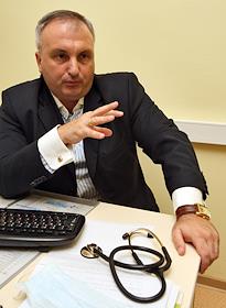 Врач-пульмонолог Дмитрий Виноградов во время интервью