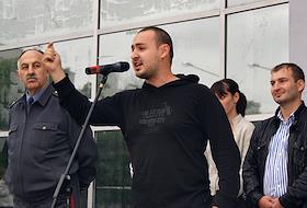 Встреча руководства правоохранительных органов Северной Осетии со студентами Осетинского государственного университета, в ходе которой обсуждались вопросы безопасности. Азамат Агузаров и Сослан Сикоев 15.09 на митинге с требованием усилить меры безопасности, у здания республиканского правительства Владикавказа. 


