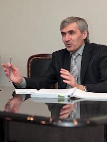 Заведующий лабораториями Московского государственный университета пищевых производств  (МГУПП) Александр Колеснов. Исследования продуктов в лаборатории