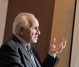 Pаместитель академика-секретаря Отделения энергетики, машиностроения, механики и процессов управления РАН Олег Фаворский во время интервью