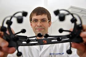 Технический директор проекта NeuroG Александр Жаворонков во время демонстрации энцефалографического устройства для распознавания мозговой активности