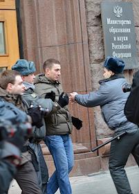 Акция 'Похороны российского образования' на Тверской, 11. Участники акции выступают против введения «платного присмотра и ухода за детьми» в детских садах, платных предметов в школах и уменьшения бюджетных мест в ВУЗах